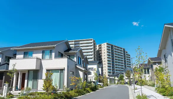 近代的な建築様式の住宅が立ち並び、快適な暮らしを感じさせる街並み